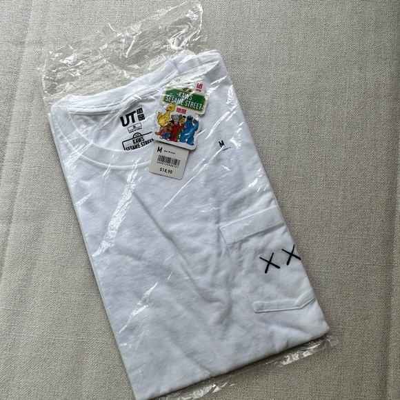 [NEW] KAWS x Uniqlo white tee - Picture 7 of 7